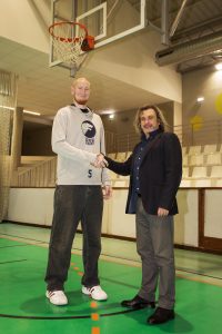 Robert Swift y el entrenador del Cïrculo Gijón Baloncesto, Nacho Galán, en el Pabellón de L'Arena